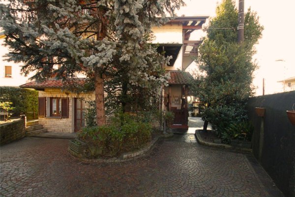 casa indipendente in vendita a Calolziocorte in zona Lorentino
