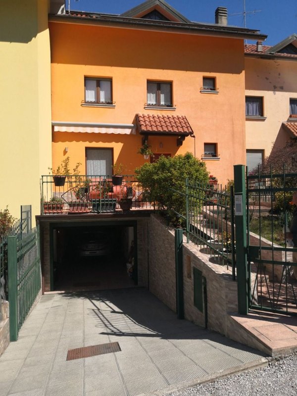 casa indipendente in vendita a Calolziocorte in zona Sopracornola