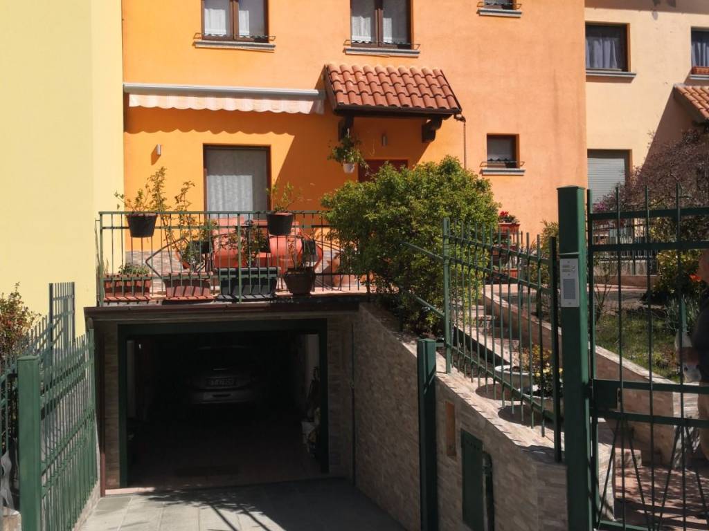 casa indipendente in vendita a Calolziocorte in zona Sopracornola