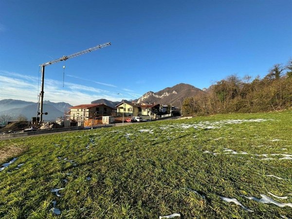 terreno edificabile in vendita a Calolziocorte in zona Sopracornola