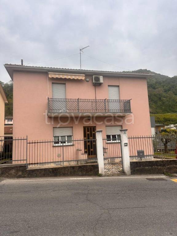 appartamento in vendita a Calolziocorte in zona Lorentino