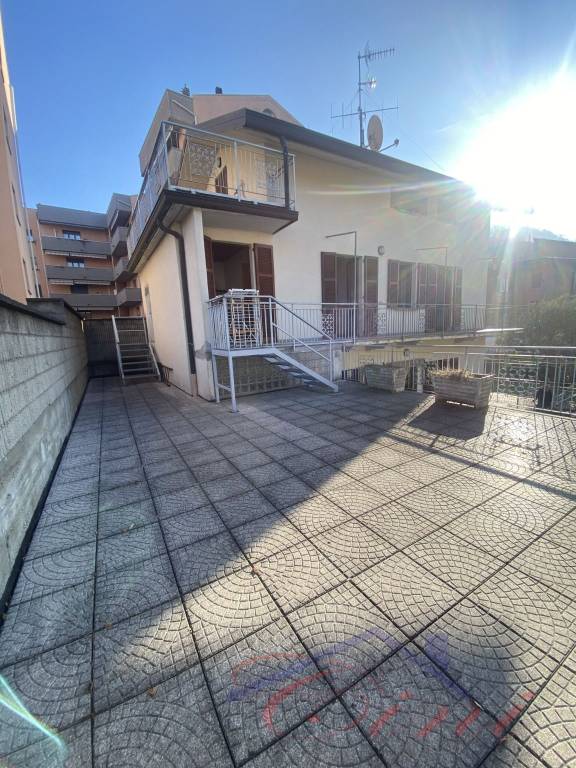 casa indipendente in vendita a Calolziocorte in zona Lorentino