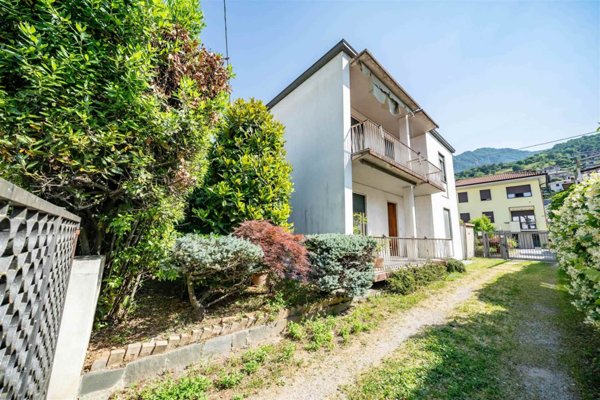 casa indipendente in vendita a Calolziocorte in zona Foppenico