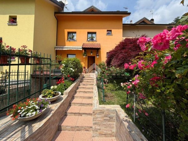 casa indipendente in vendita a Calolziocorte in zona Sopracornola