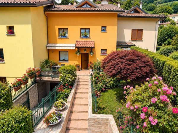 casa indipendente in vendita a Calolziocorte in zona Sopracornola