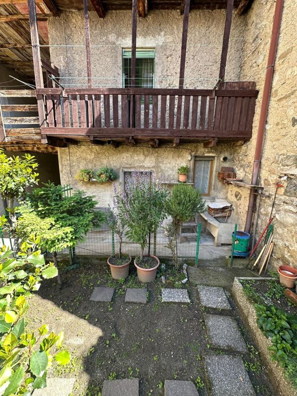 casa indipendente in vendita a Calolziocorte in zona Foppenico
