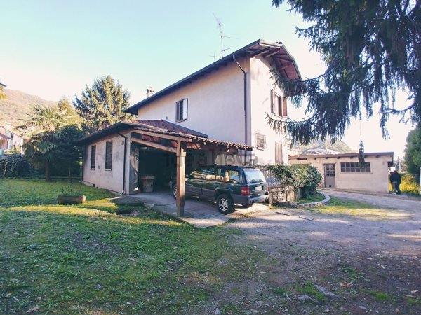 casa indipendente in vendita a Calolziocorte in zona Pascolo