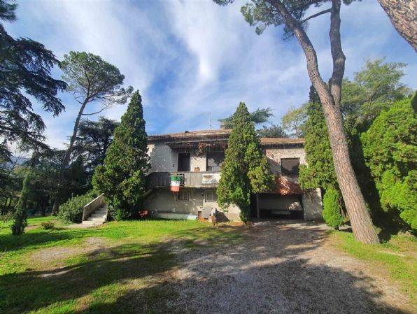 casa indipendente in vendita a Calolziocorte in zona Pascolo