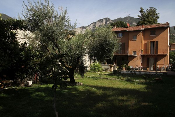 casa indipendente in vendita a Calolziocorte in zona Pascolo