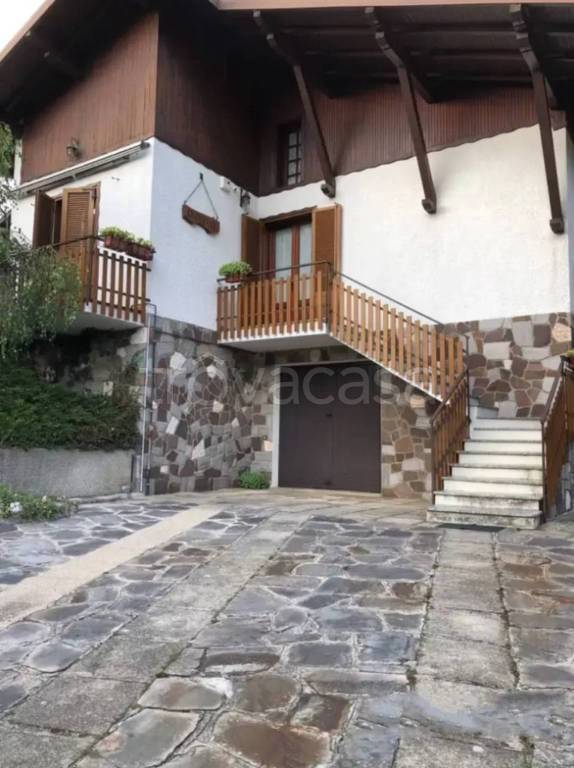casa indipendente in vendita a Carenno