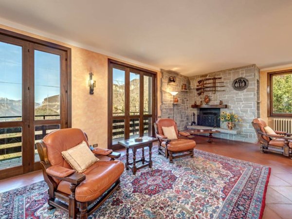 casa indipendente in vendita a Carenno