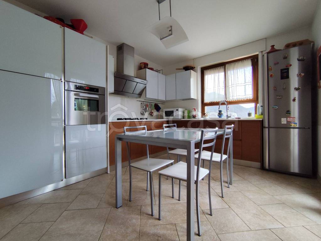 appartamento in vendita a Carenno