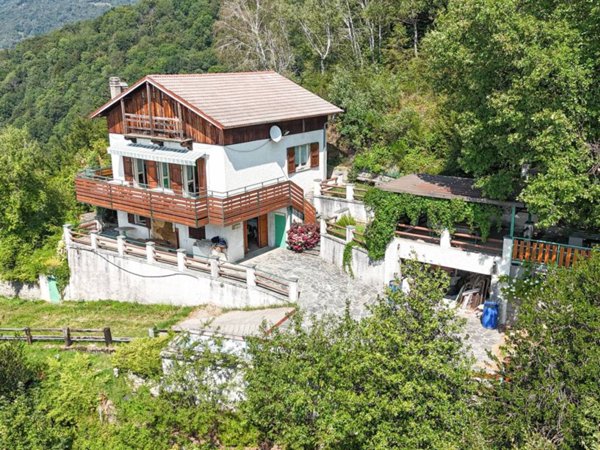 casa indipendente in vendita a Carenno