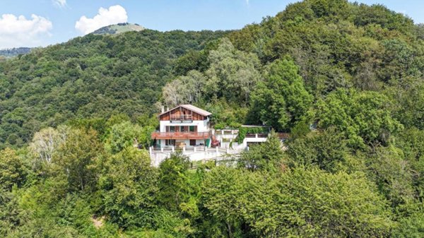 casa indipendente in vendita a Carenno
