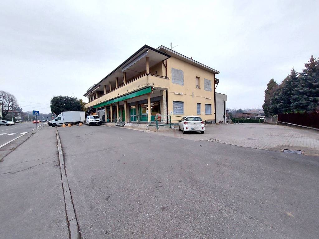 negozio in vendita a Casatenovo in zona Campofiorenzo