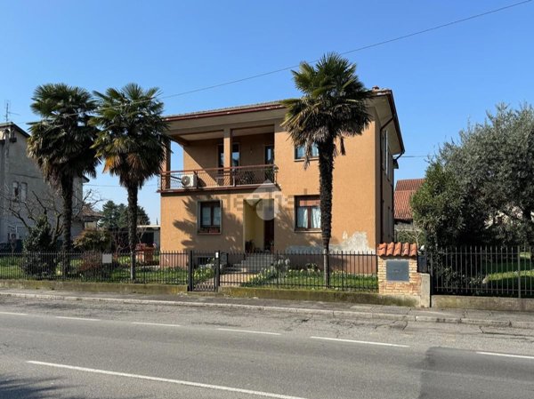 casa indipendente in vendita a Casatenovo in zona Campofiorenzo