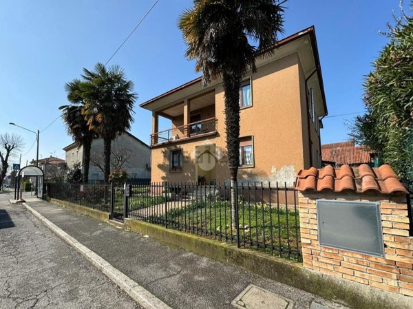 casa indipendente in vendita a Casatenovo in zona Campofiorenzo