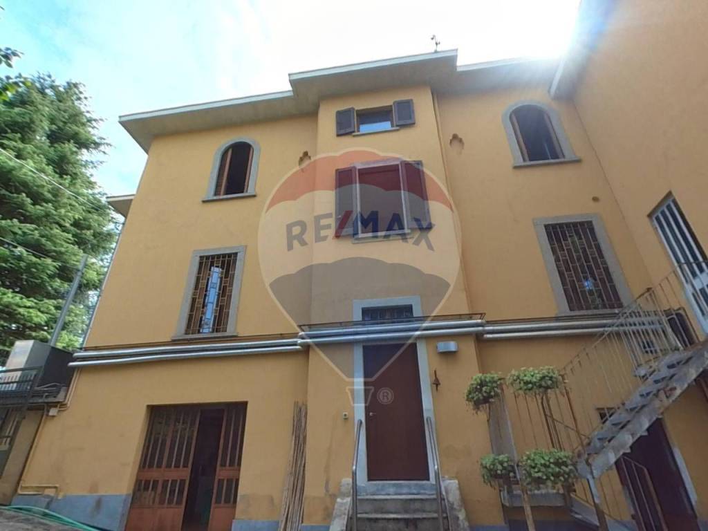intera palazzina in vendita a Casatenovo in zona Valaperta