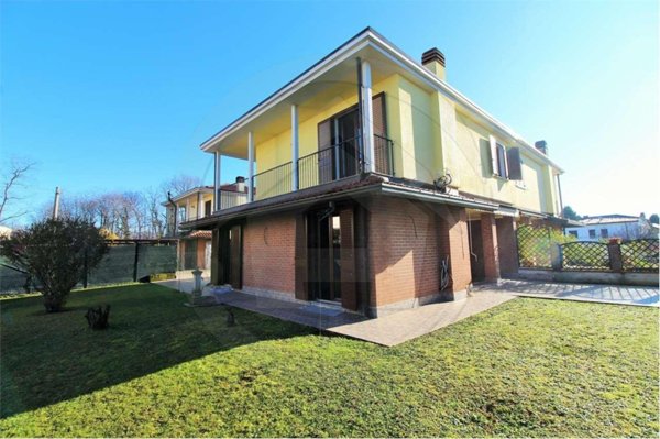 casa indipendente in vendita a Casatenovo