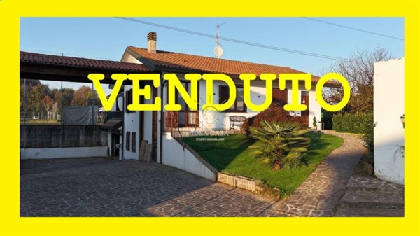 casa indipendente in vendita a Casatenovo