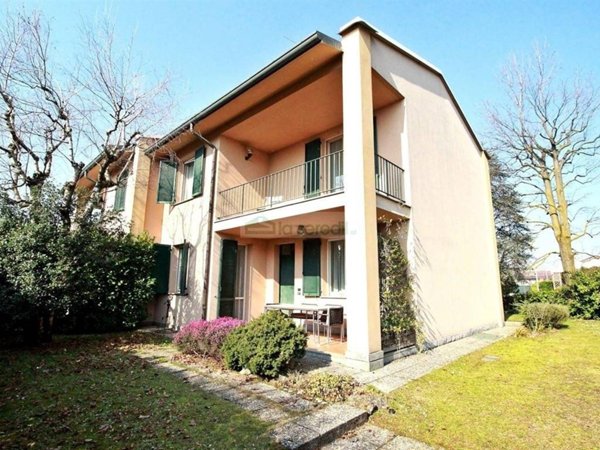 casa indipendente in vendita a Casatenovo in zona Campofiorenzo