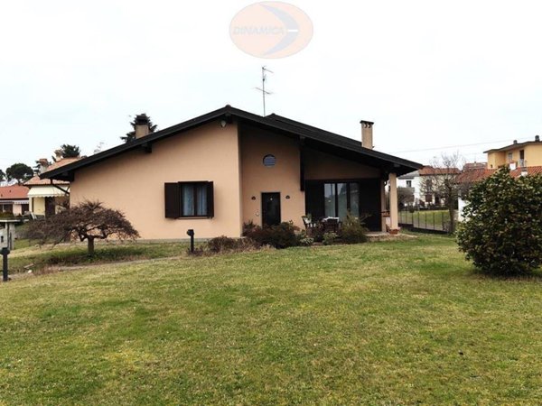 casa indipendente in vendita a Casatenovo in zona Campofiorenzo