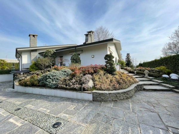 casa indipendente in vendita a Casatenovo in zona Campofiorenzo