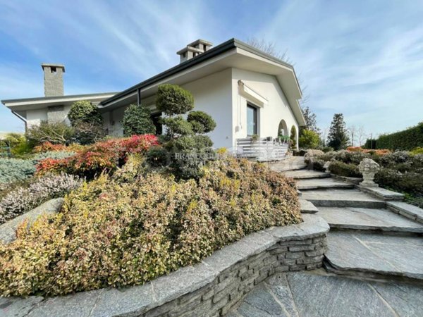 casa indipendente in vendita a Casatenovo in zona Campofiorenzo