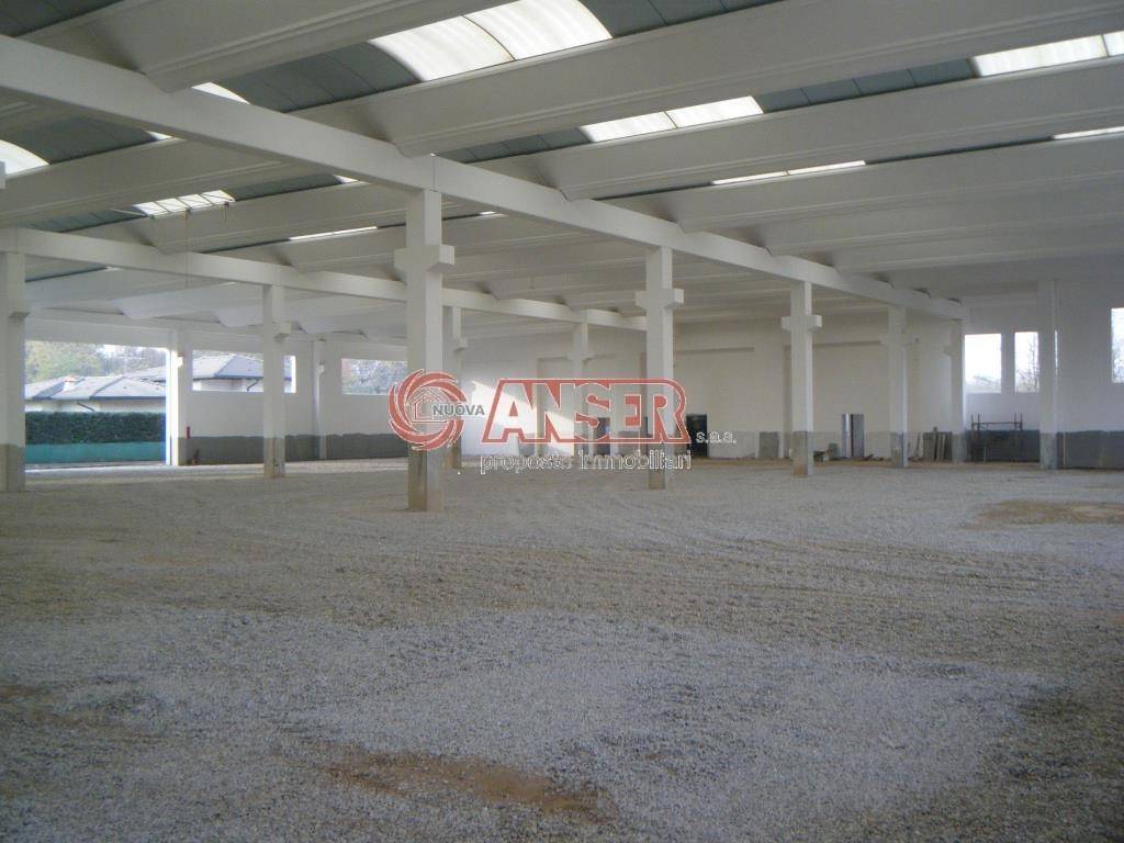 locale commerciale in vendita a Casatenovo