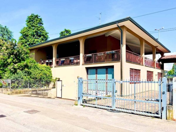 casa indipendente in vendita a Casatenovo in zona Campofiorenzo