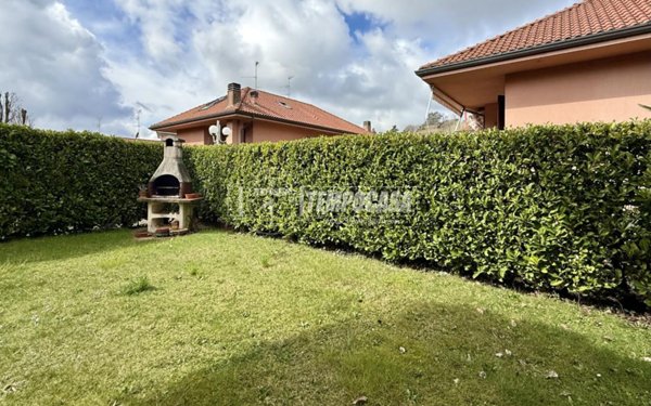 casa indipendente in vendita a Casatenovo