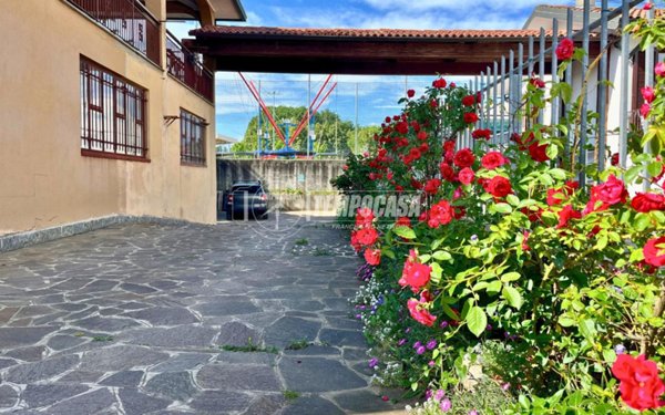 casa indipendente in vendita a Casatenovo in zona Campofiorenzo