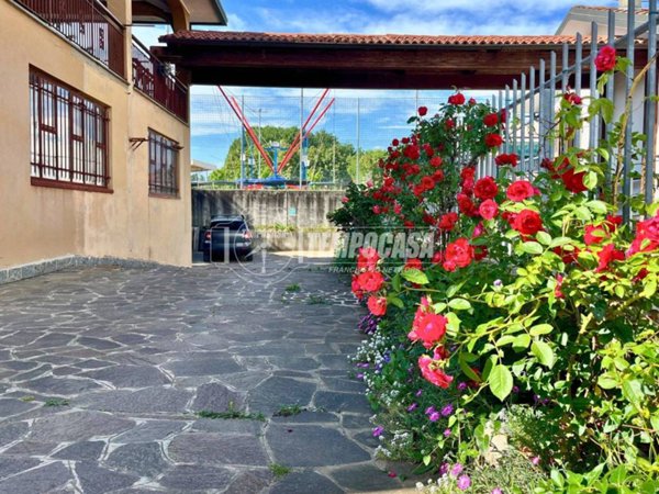 casa indipendente in vendita a Casatenovo in zona Campofiorenzo