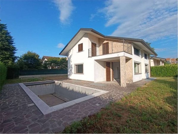 casa indipendente in vendita a Casatenovo