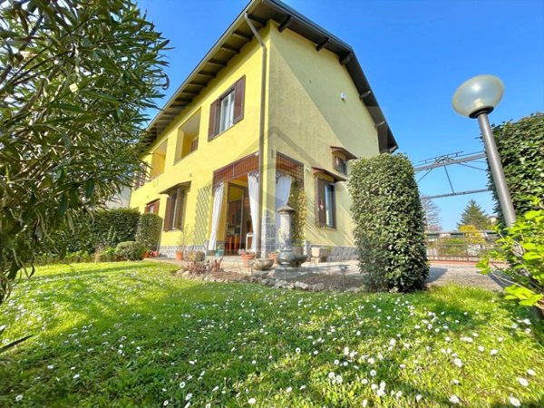 casa indipendente in vendita a Casatenovo in zona Rogoredo