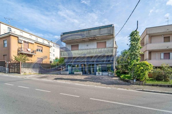 locale commerciale in vendita a Casatenovo