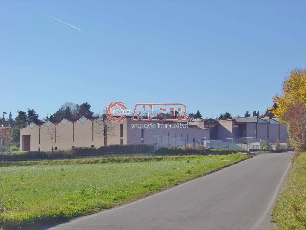 locale commerciale in vendita a Casatenovo