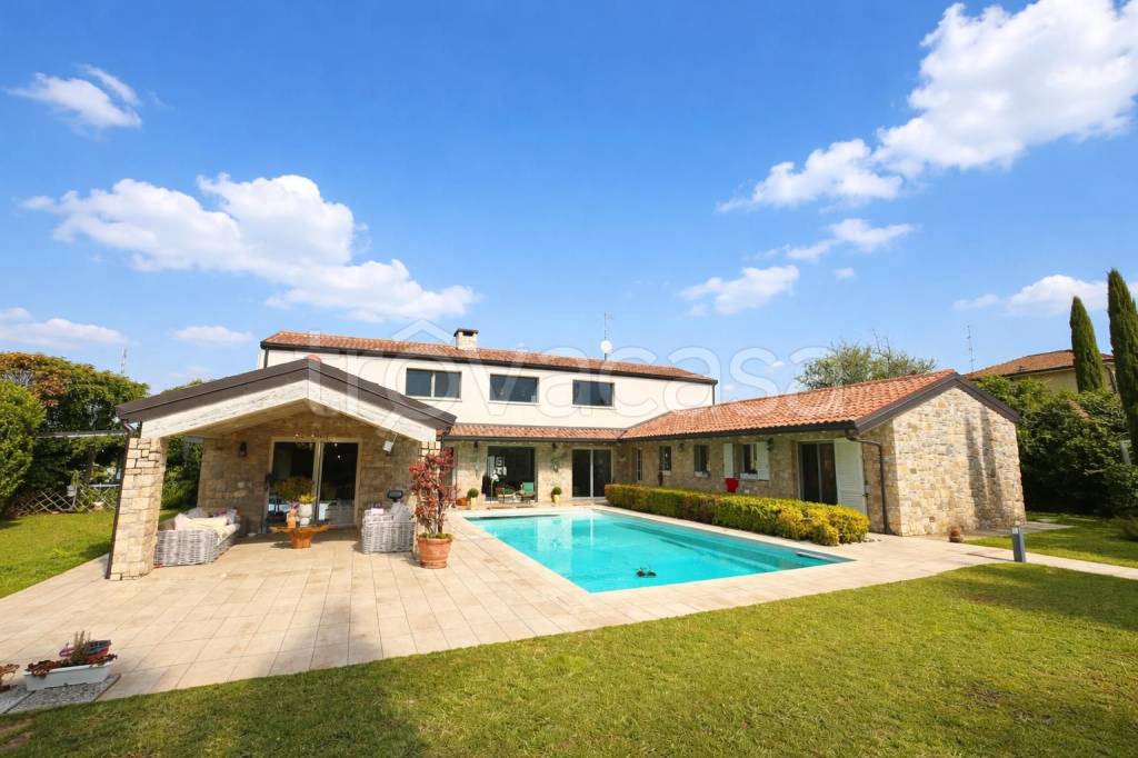 casa indipendente in vendita a Casatenovo