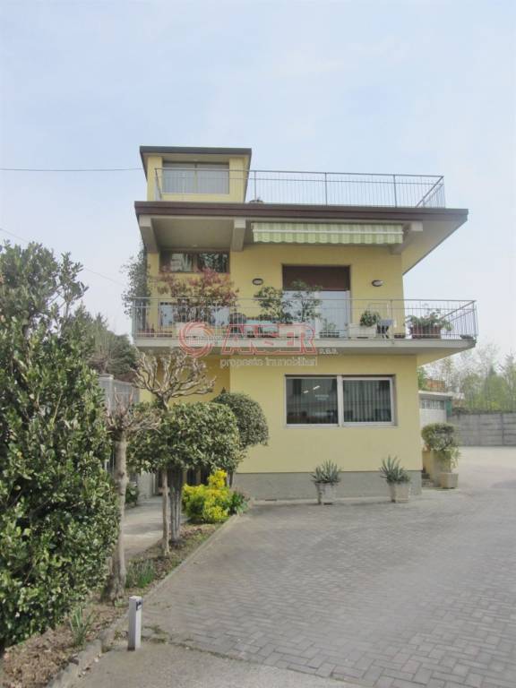 casa indipendente in vendita a Casatenovo