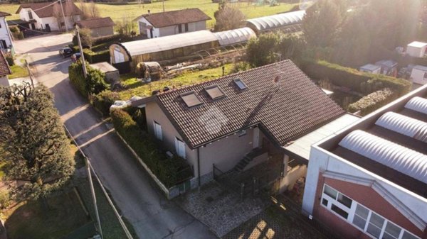 casa indipendente in vendita a Casatenovo