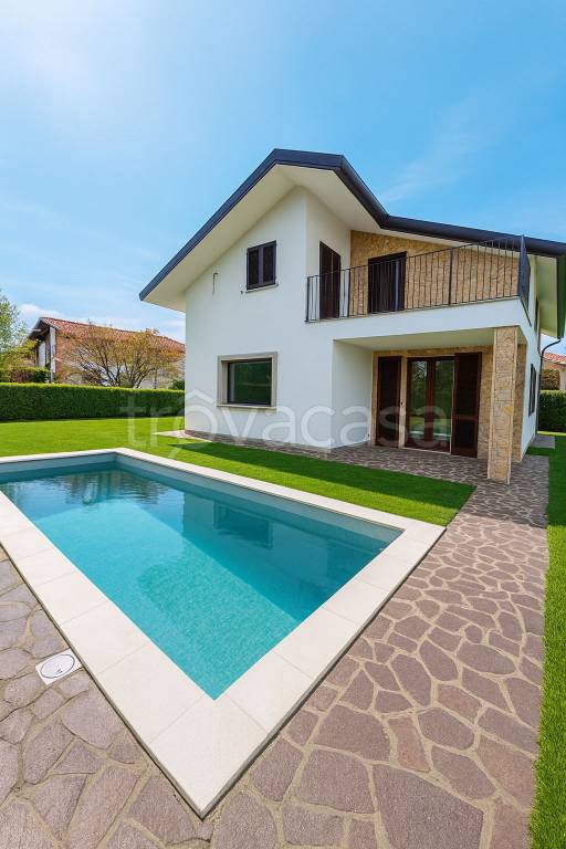 casa indipendente in vendita a Casatenovo