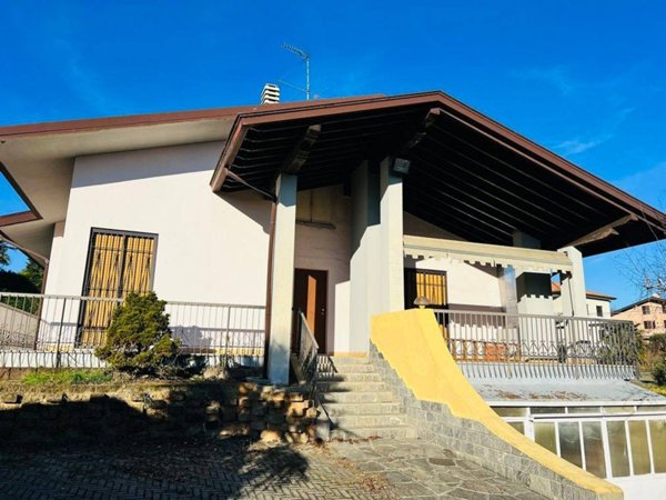 casa indipendente in vendita a Casatenovo