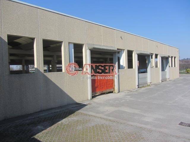 locale commerciale in vendita a Casatenovo