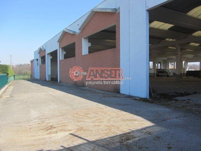 locale commerciale in vendita a Casatenovo