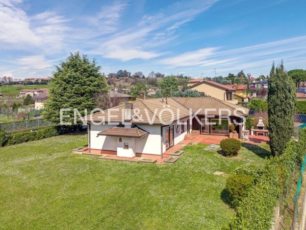 casa indipendente in vendita a Casatenovo