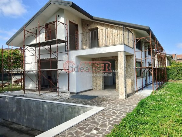 casa indipendente in vendita a Casatenovo