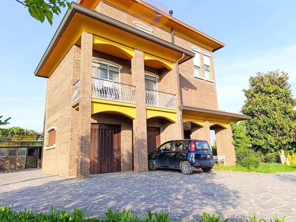 appartamento in vendita a Casatenovo in zona Valaperta