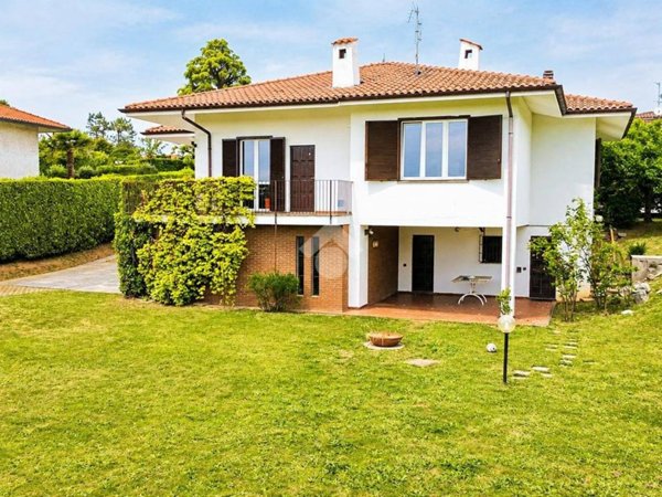 casa indipendente in vendita a Casatenovo in zona Valaperta