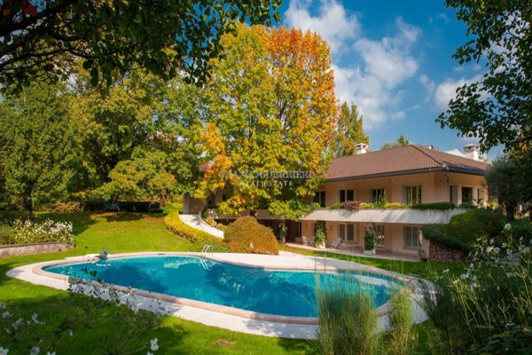villa in vendita a Casatenovo