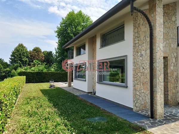 casa indipendente in vendita a Casatenovo